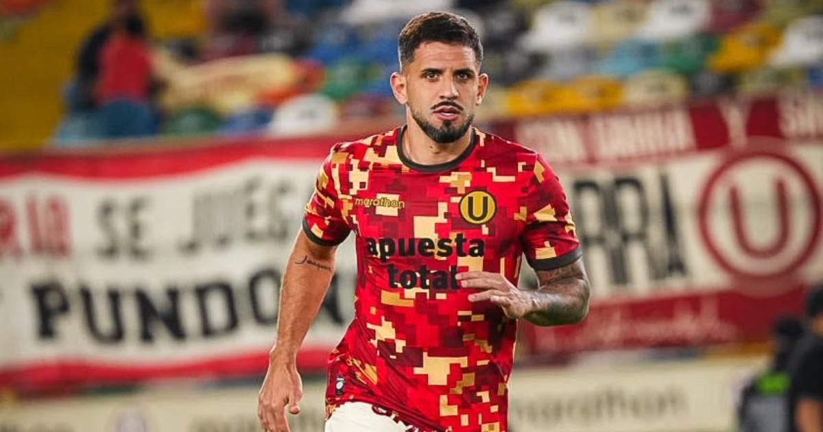 defensa de Universitario Matías di Benedetto hablando con el técnico Héctor Cúper en entrenamiento