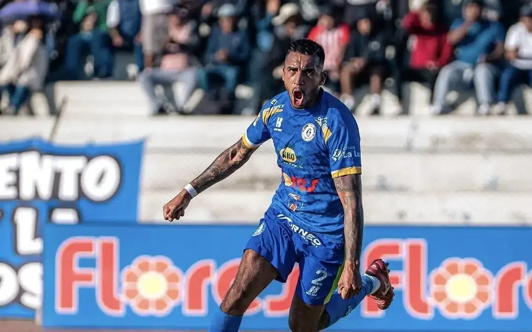 Ramiro Benavente celebrando su gol en la remontada de Betin Tacna contra Santos FC