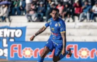 Ramiro Benavente celebrando su gol en la remontada de Betin Tacna contra Santos FC