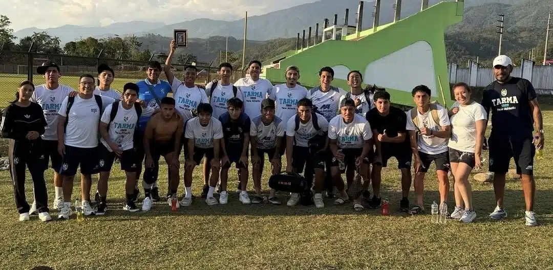 Jugadores de la filial de ADT celebrando la victoria en Kimbiri
