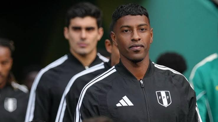 Miguel Araujo entrenando con la selección de Perú antes del amistoso contra EE.UU.
