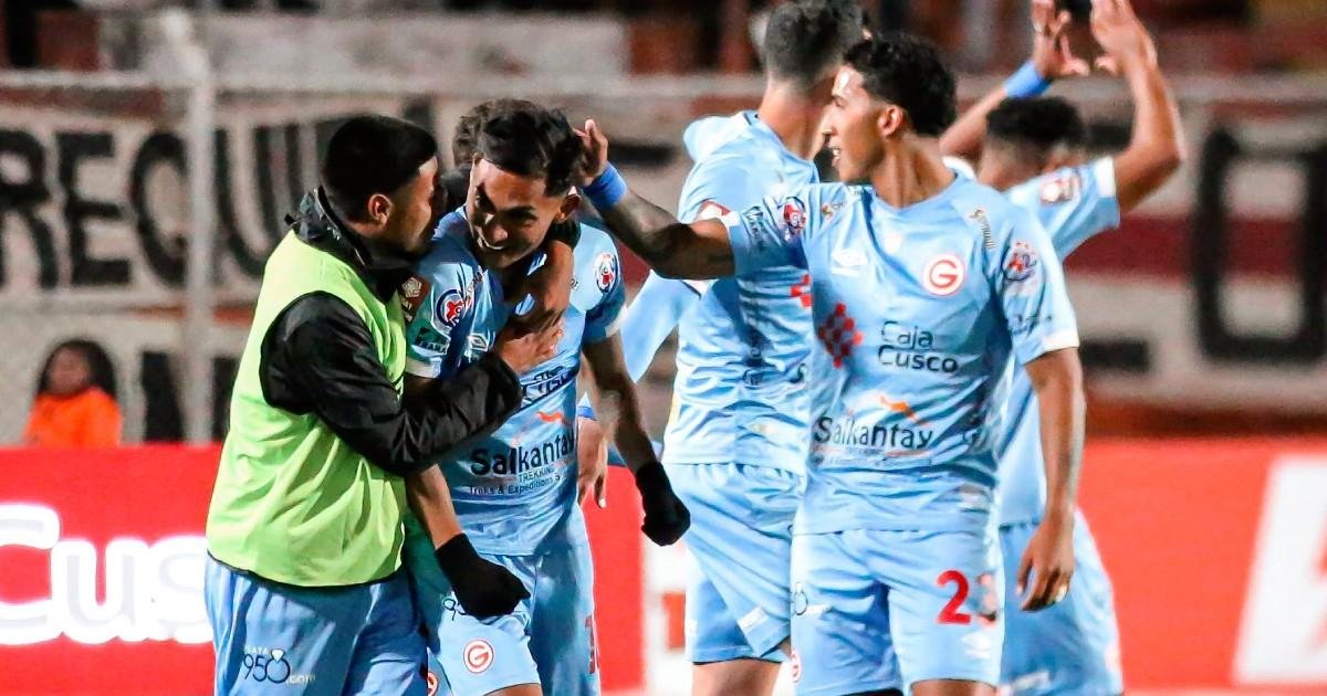 Jugadores de Deportivo Garcilaso celebran su victoria 4-0 contra Universitario